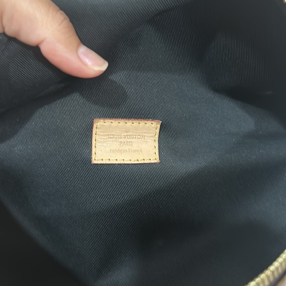 LOUIS VUITTON
Monogram LV Bumbag bag authentic pre loved sold out - Picture 4 of 6